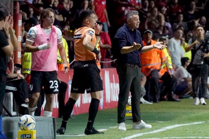 Gallardo expulsado Foto Juano Tesone/ Ole