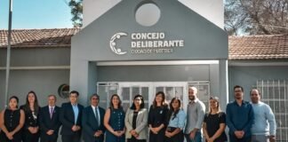 Bertolini dio su discurso, entró por la puerta de atrás