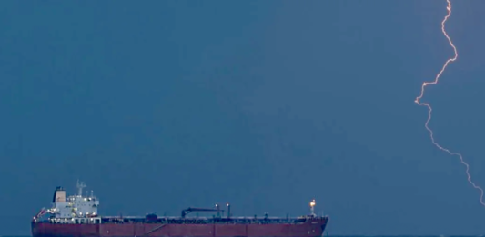 Irán atacó y secuestró tres barcos cargueros en medio de la tregua