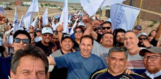 Claudio Domínguez lleva la bandera de Gaido al interior