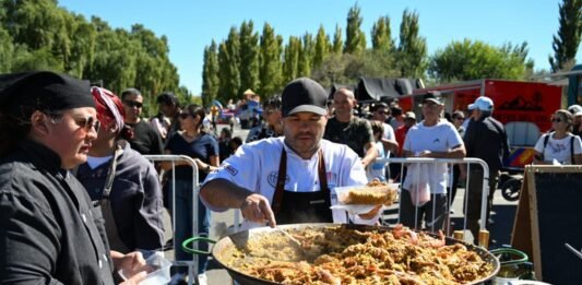 Se terminó rápido la gran paella de Pascuas en la península Hiroki