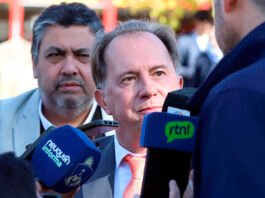 Le respiran en la nuca