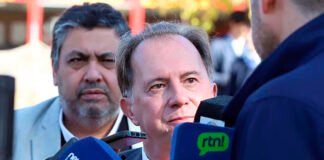 Le respiran en la nuca