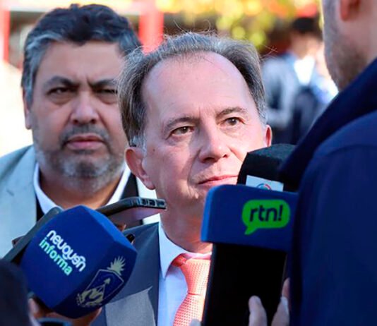 Le respiran en la nuca