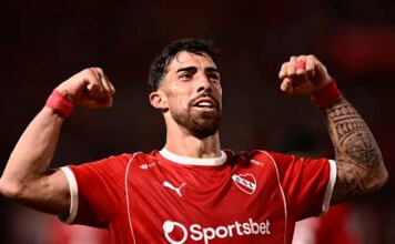 La camiseta argentina podría tener algo de rojo