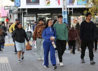En la capital neuquina se abren cuatro comercios diarios