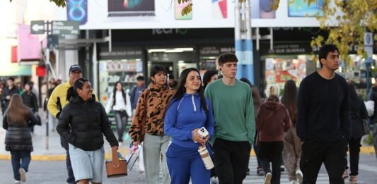 En la capital neuquina se abren cuatro comercios diarios
