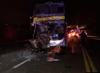 Choque entre un micro y un camión dejó más de 40 heridos