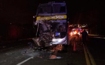 Choque entre un micro y un camión dejó más de 40 heridos