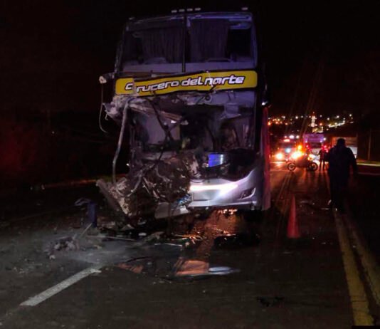 Choque entre un micro y un camión dejó más de 40 heridos