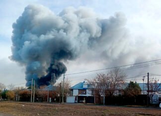 Columna de humo: se quemó un depósito de Sakura