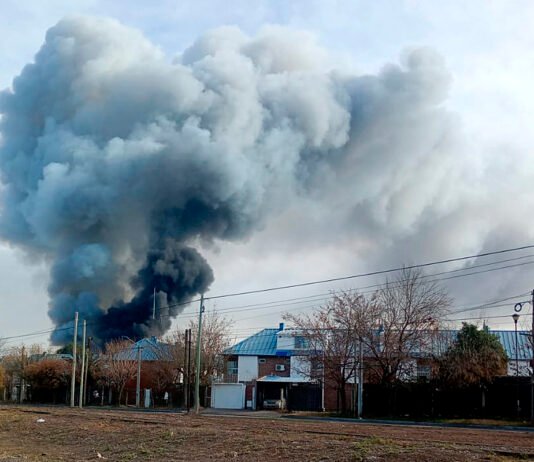 Columna de humo: se quemó un depósito de Sakura