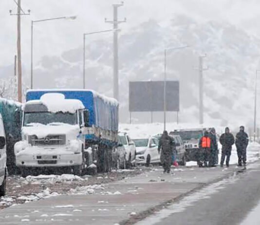 La nieve no deja cruzar a Chile por Pino Hachado