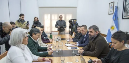 Gobierno y gremios estatales se sentaron a negociar salarios
