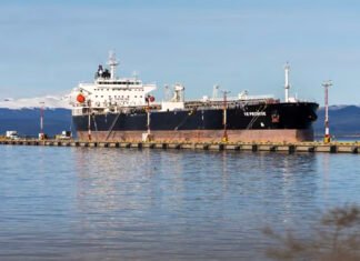 El buque británico fue autorizado por Tierra del Fuego