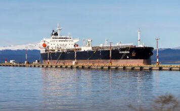 El buque británico fue autorizado por Tierra del Fuego