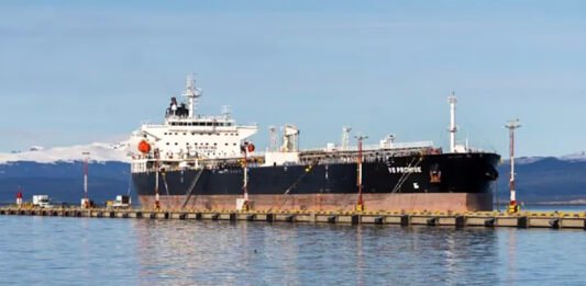 El buque británico fue autorizado por Tierra del Fuego