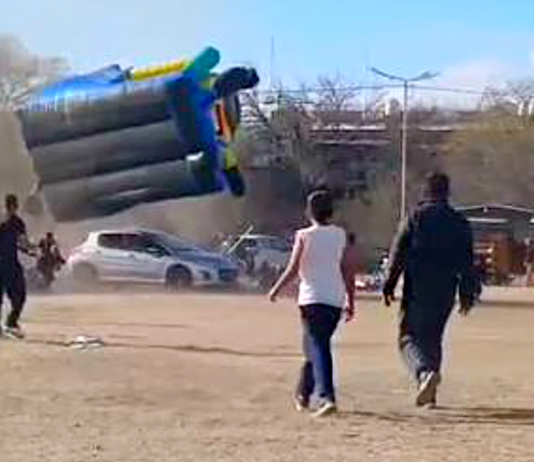 Se soltó el inflable y volaron los pibes
