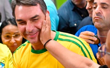 Flávio Bolsonaro atribuyó los aranceles de EE.UU. a Lula