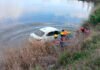 Insólito: dejó su auto volcado en el río y apareció una mujer a buscarlo