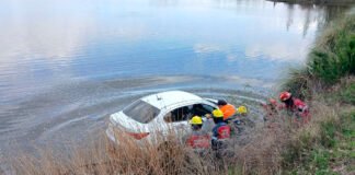 Insólito: dejó su auto volcado en el río y apareció una mujer a buscarlo