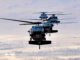 Cuatro helicópteros Black Hawk con bandera Argentina