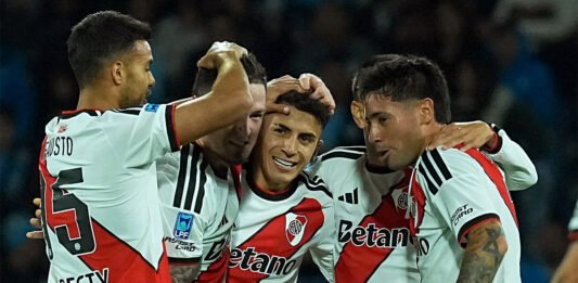 Otra de piratas: River goleó y volvió a zona de playoffs