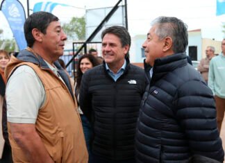 Tres fuertes en la foto que mira de reojo a 2027