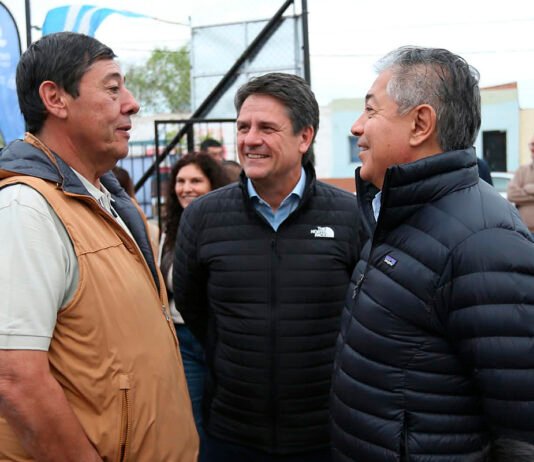Tres fuertes en la foto que mira de reojo a 2027