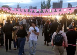 Muchos regalos para mamá se buscaron en la feria