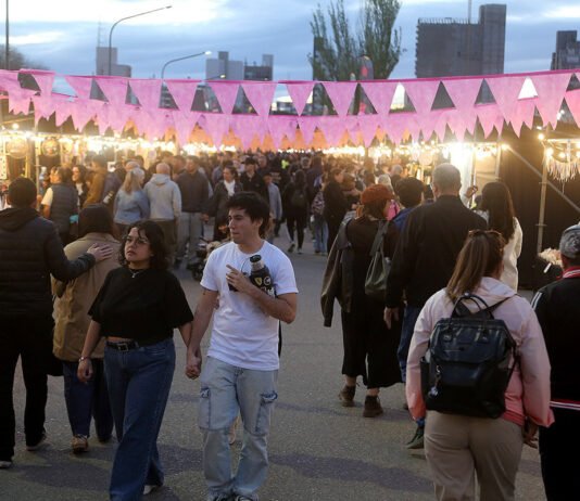 Muchos regalos para mamá se buscaron en la feria